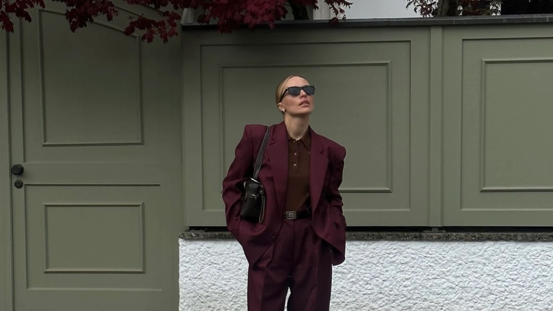 Estas son las chaquetas burdeos que las mujeres elegantes están llevando en otoño.