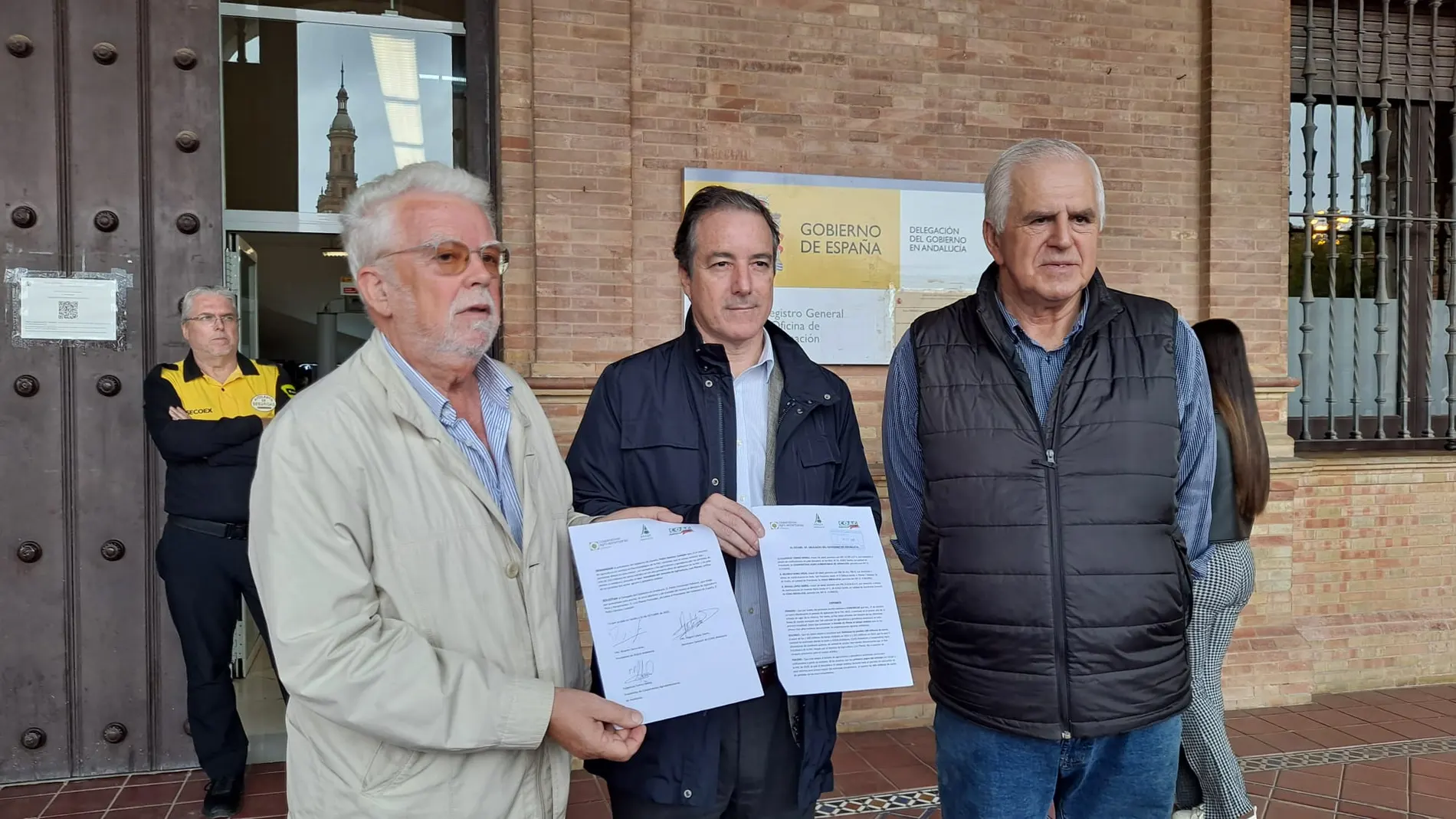 Los responsables de Asaja, Cooperativas y COAG, ante la sede de la Delegación del Gobierno