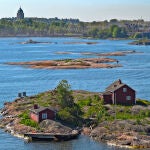 Cabaña de madera en una isla rocosa del archipiélago de Helsinki, Finlandia.