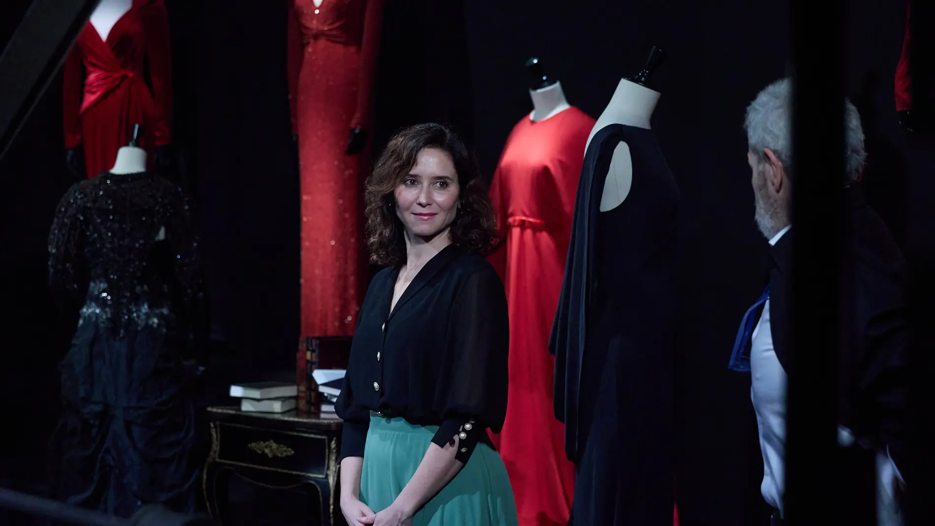 La presidenta de la Comunidad de Madrid, Isabel Díaz Ayuso, y el modista y diseñador, Lorenzo Caprile, inaugura la exposición Caprile Lorenzo, en la Sala Canal de Isabel II, a 15 de octubre de 2024, en Madrid (España). La muestra es un viaje por la vida y obra del modisto a través de sus vestidos más icónicos, que se podrá visitar gratuitamente hasta el 30 de marzo. 15 OCTUBRE 2024 Jesús Hellín / Europa Press 15/10/2024