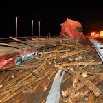 Vuelco de un camión cargado de troncos de madera en Aldehuela de la Bóveda en la A-62