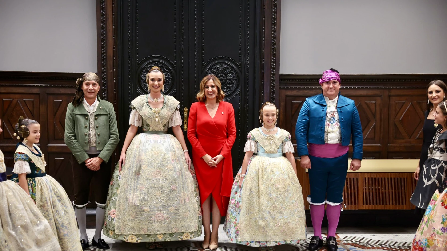 La alcaldesa de Valencia junto a las Falleras Mayores de 2025