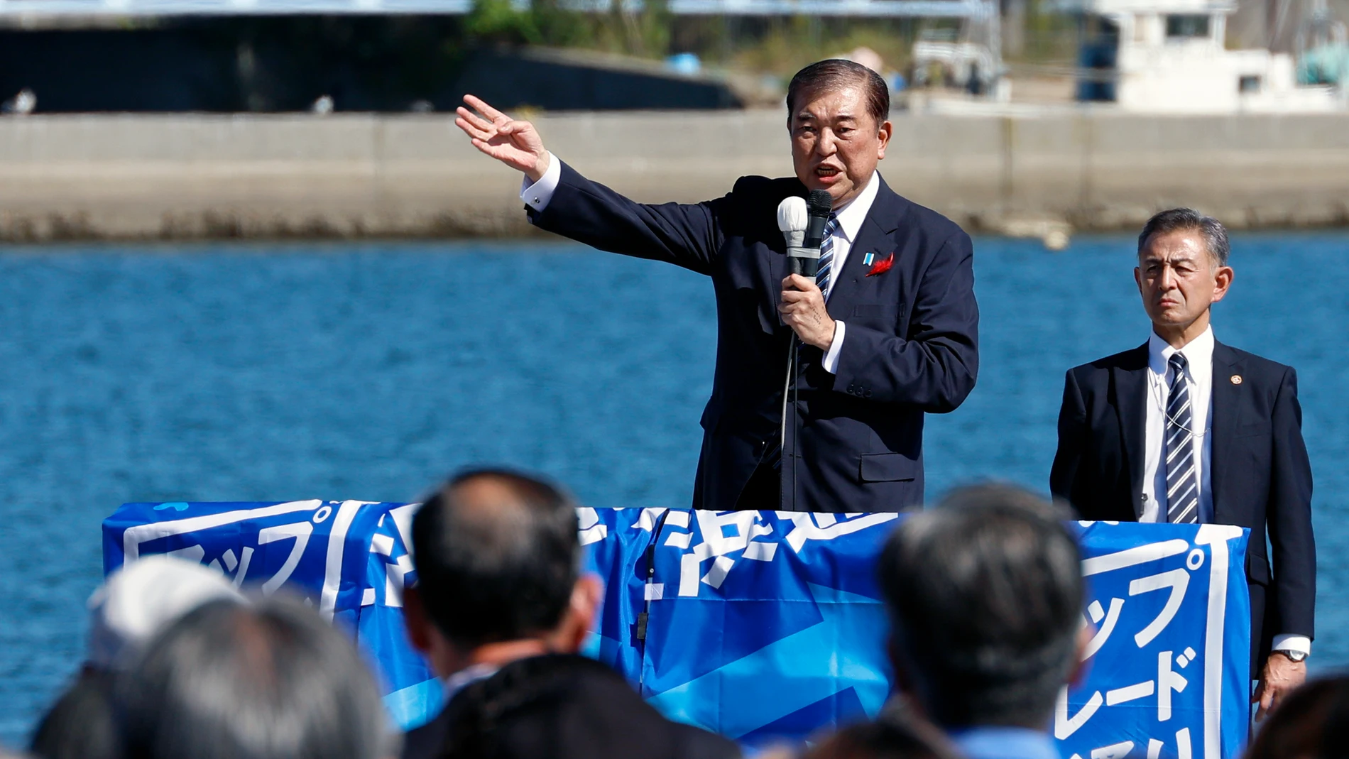 Iwaki (Japan), 15/10/2024.- Japanese Prime Minister Shigeru Ishiba (C) delivers a stump speech for a ruling Liberal Democratic Party (LDP) candidate during an election campaign rally at Onahama Fish Market in Iwaki, Fukushima prefecture, northeastern Japan, 15 October 2024. Prime Minister Ishiba made his first speech at the kick-off of the official campaigning for the 27 October general election in Fukushima prefecture. (Japón) EFE/EPA/FRANCK ROBICHON