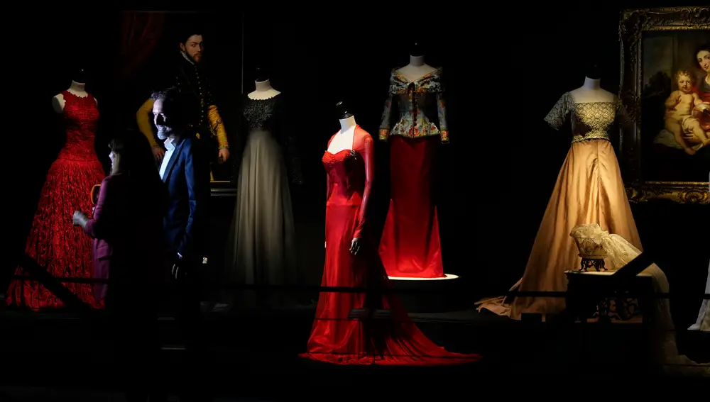 La Sala Canal de Isabel II inaugura 'Lorenzo Caprile', un viaje por los vestidos más icónicos del modista
