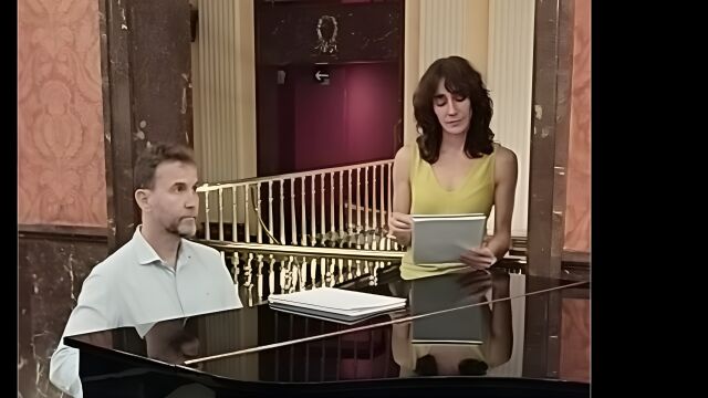 Miguel Huertas y Marta Poveda, durante uno de los ensayos en el Ambigú del Teatro de la Zarzuela