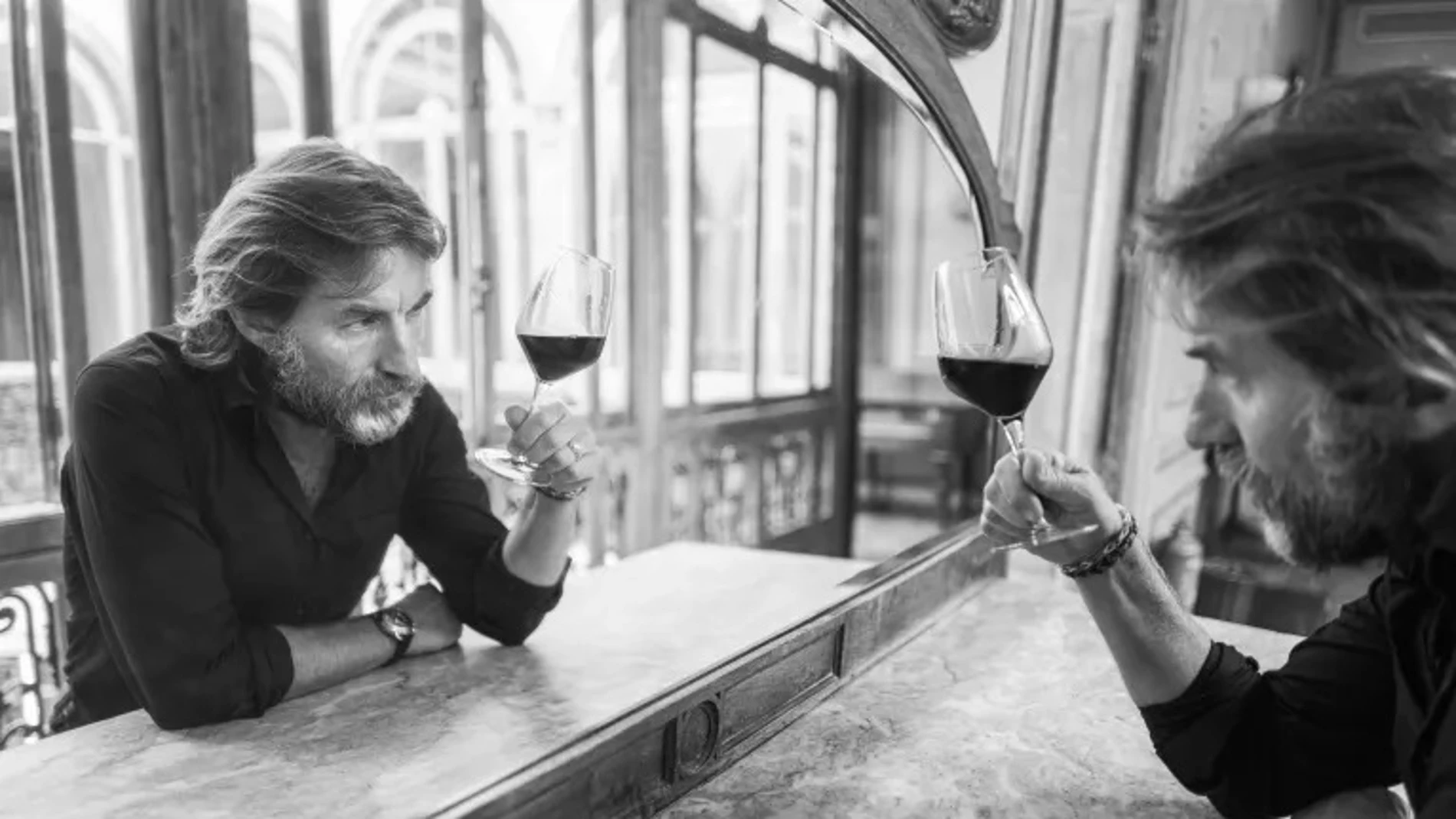 Antonio de la Torre, brindando ante el objetivo de Mabillard