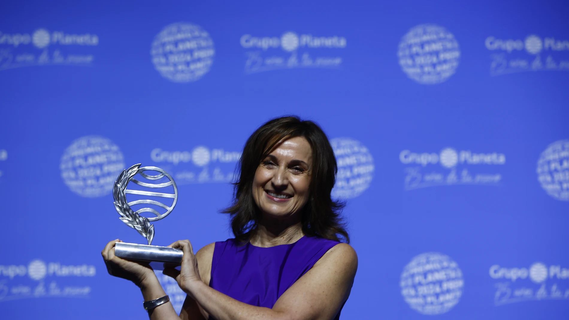 La escritora Paloma Sánchez-Garnica posa este martes en Barcelona con el 73º Premio Planeta