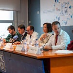 La presidenta de la Asociación Española de Cáncer de Mama Metastásico, Pilar Fernández Pascual, y el gerente del Hospital Clínico Universitario de Valladolid, José Antonio Arranz Velasco, informan sobre la campaña ‘La M que falta’