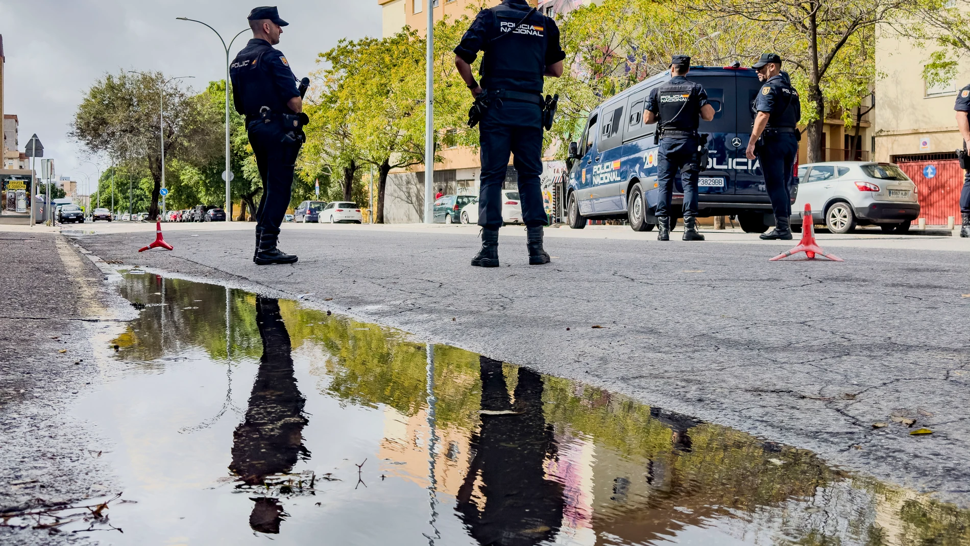 FOTODELDÍA SEVILLA, 16/10/2024.- La Policía mantiene desplegado este miércoles un gran operativo que se ha saldado, de momento, con una decena de detenidos y 16 registros en la barriada de Las Tres Mil Viviendas de Sevilla, donde el pasado sábado se produjo un tiroteo sin heridos con armas de asalto. EFE/ David Arjona
