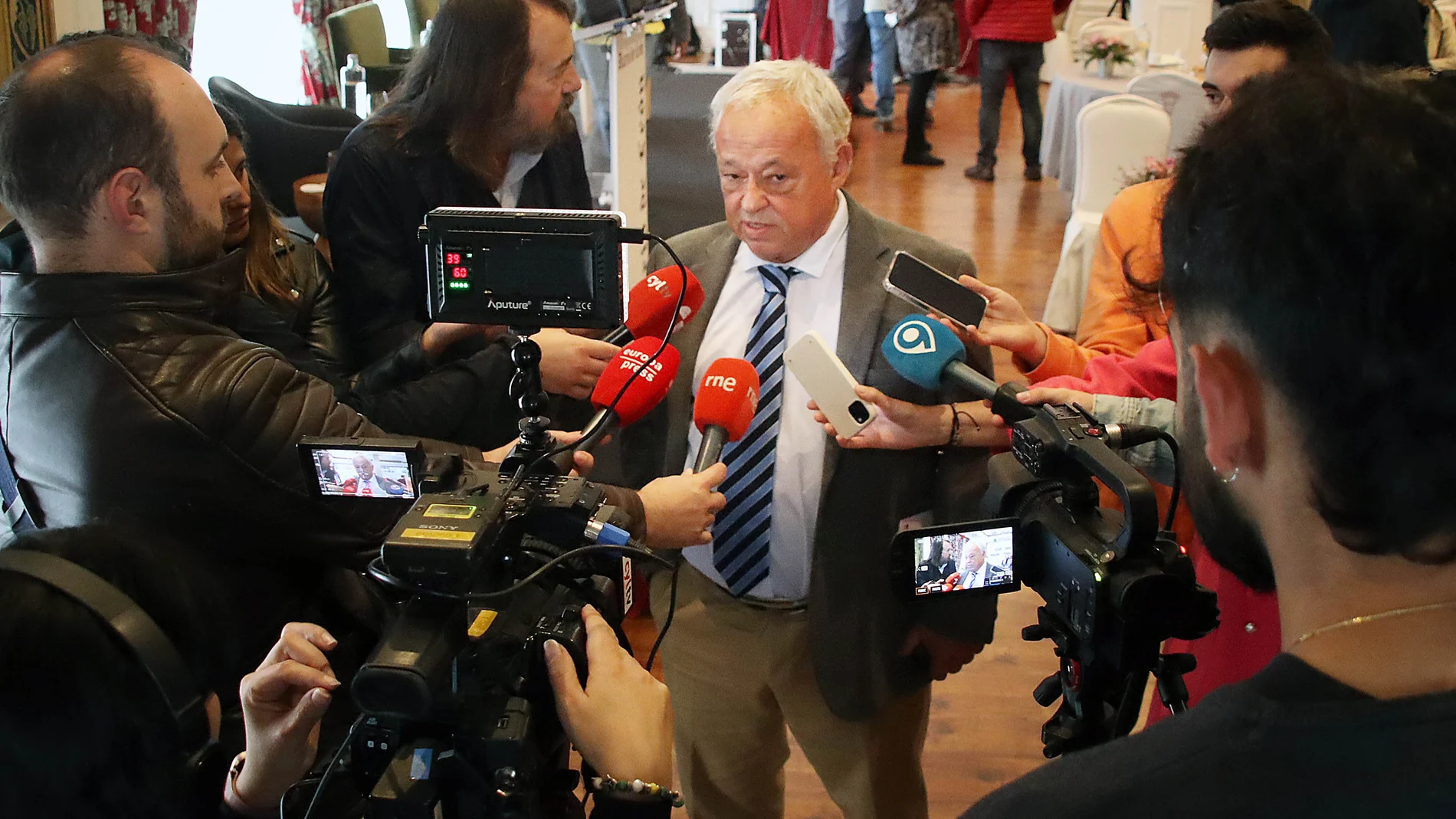 Gonzalo Santonja participa en un foro en León