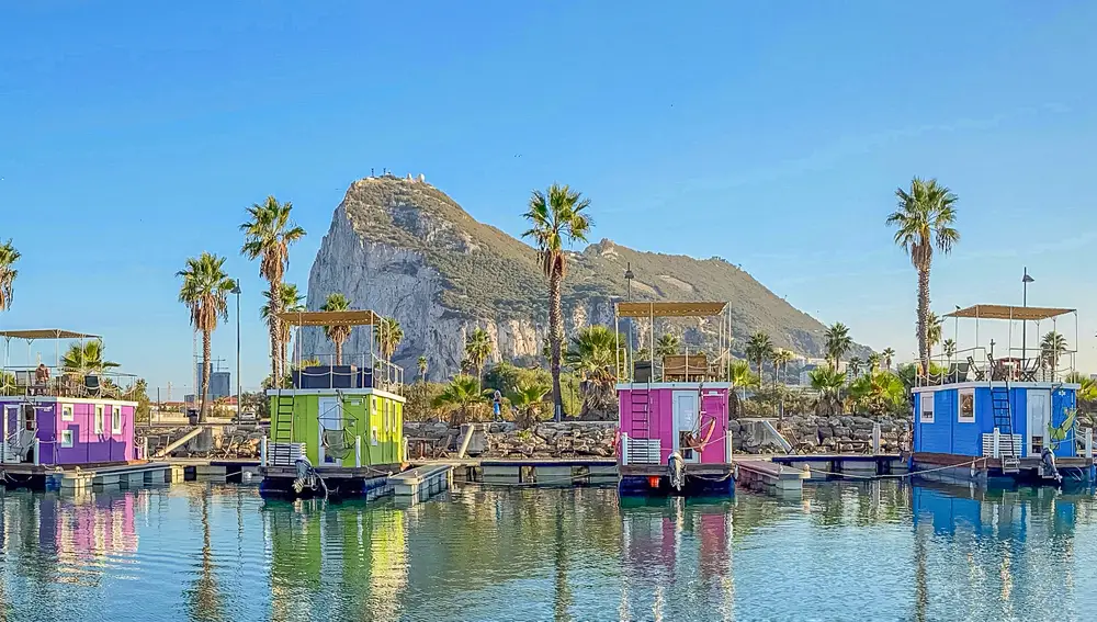 Los alojamientos «Boat House Mediterranean Experience» ofrecen a los visitantes la oportunidad de dormir sobre las aguas de la bahía