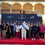 La consejera Carmen Conesa, tras el acto de presentación de la Gala Michelin, con asistentes al acto y la mascota de la marca, ‘Bidendum’