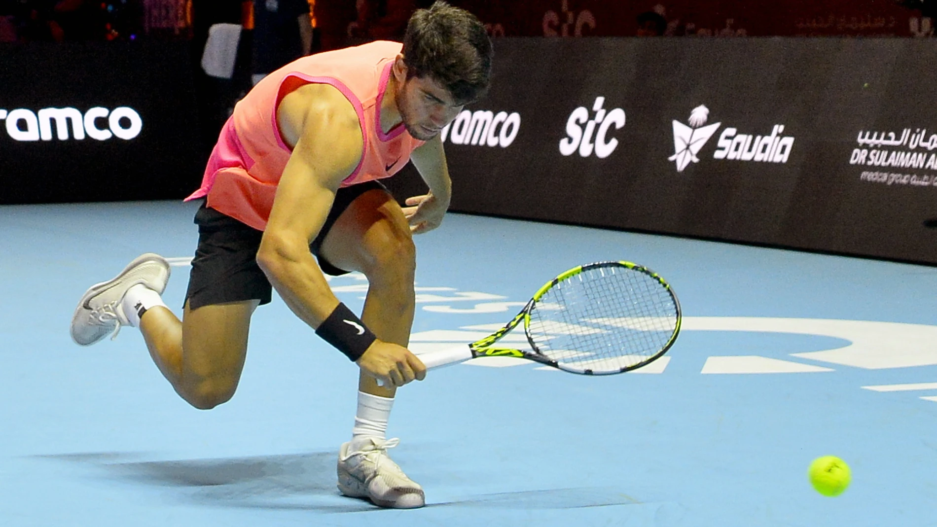Riyadh (Saudi Arabia), 16/10/2024.- Carlos Alcaraz of Spain in action during his match against Holger Rune of Denmark at the Six Kings Slam exhibition tennis tournament in Riyadh, Saudi Arabia, 16 October 2024. (Tenis, Dinamarca, Arabia Saudita, España) EFE/EPA/STR