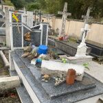 Una de las sepulturas dañadas