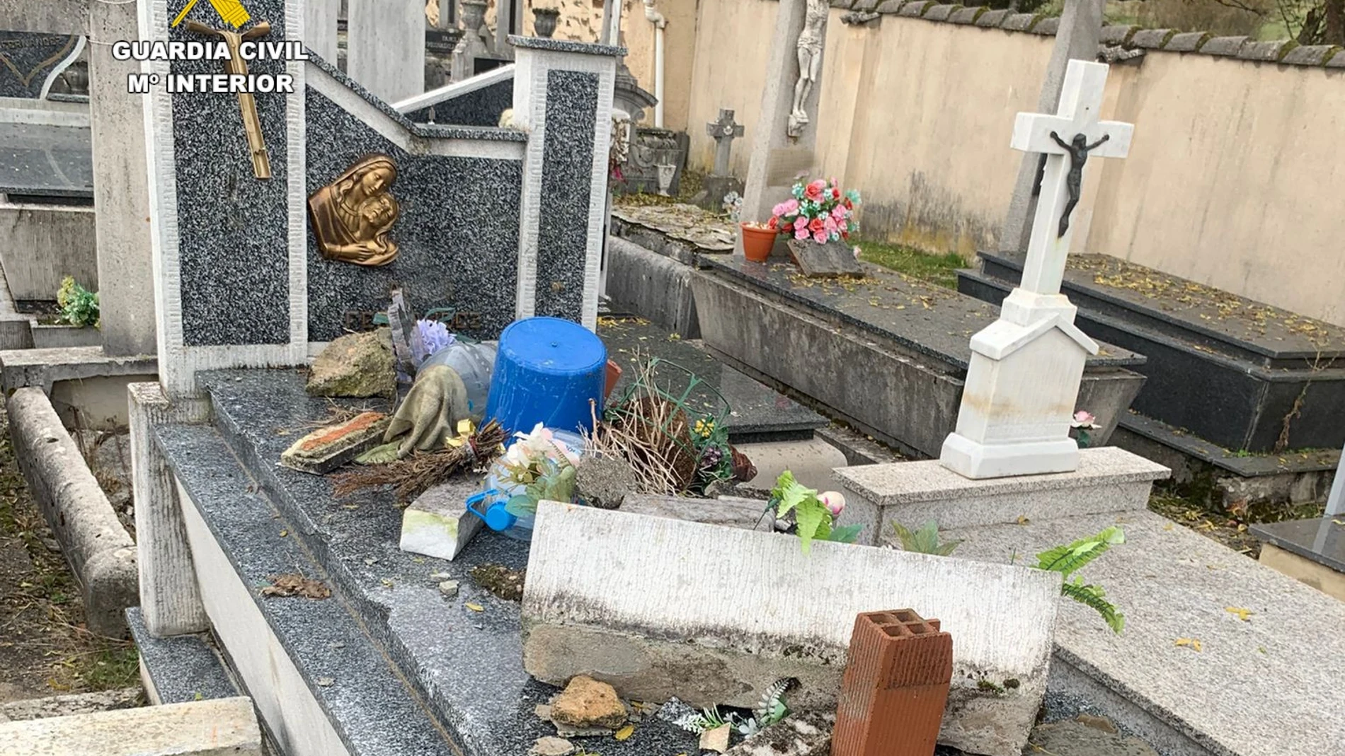 Una de las sepulturas dañadas