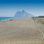 Playa Levante, con el peñón de Gibraltar al fondo