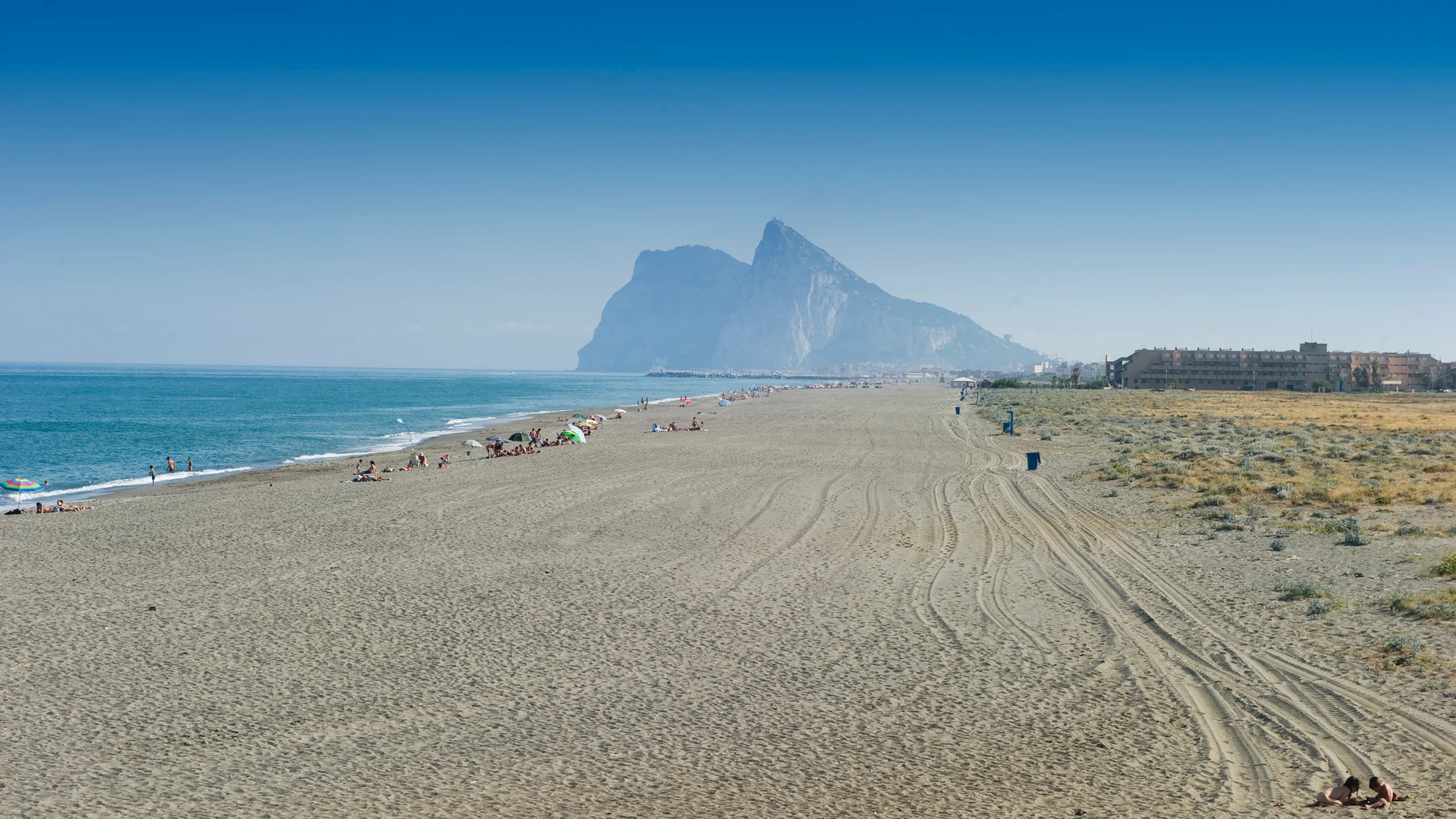 Playa Levante, con el peñón de Gibraltar al fondo