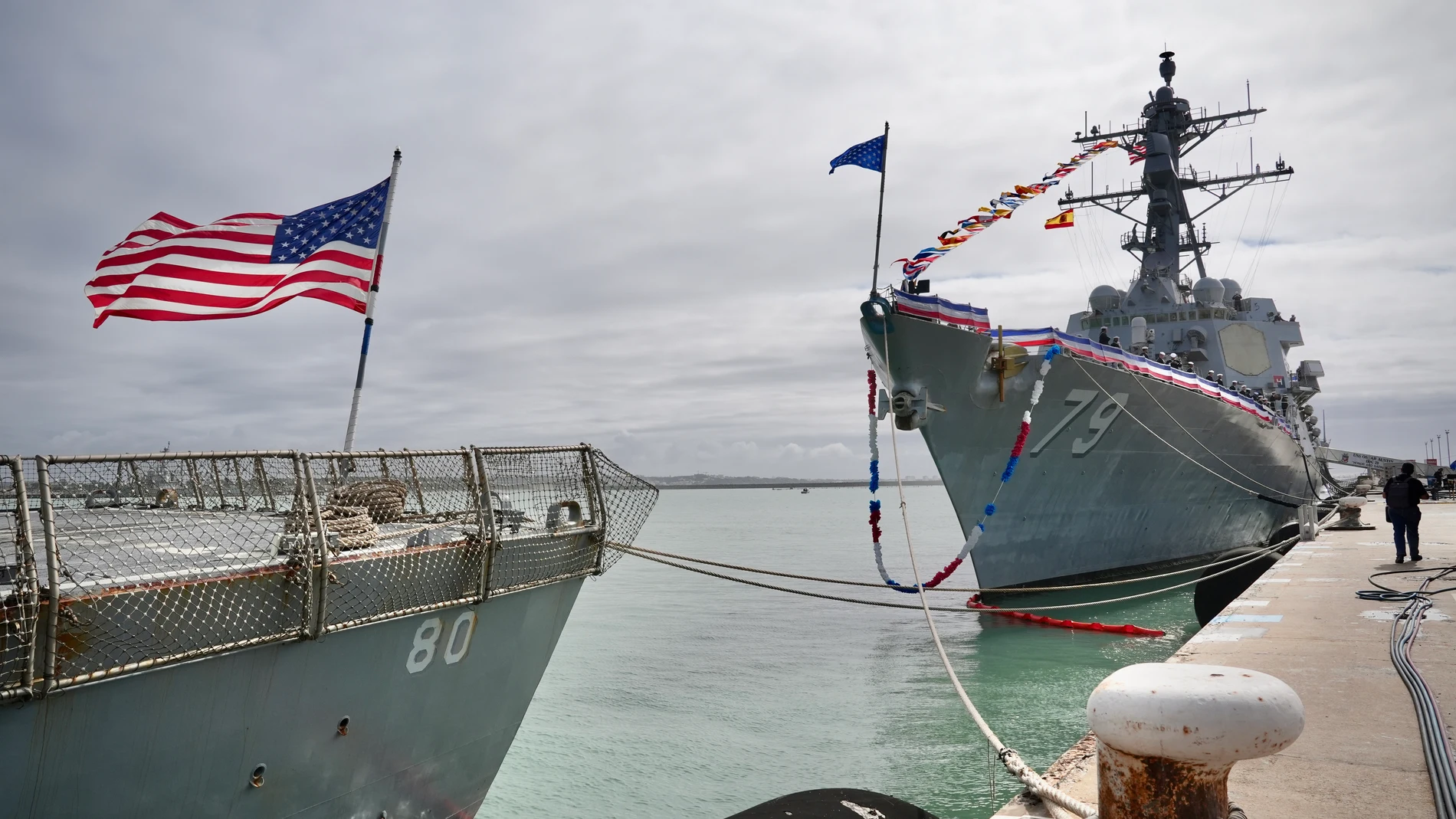 GRAFAND3902. ROTA (CÁDIZ), 16/10/2024.-16/10/2024. El buque USS Oscar Austin (DDG 79), con capacidad para la defensa contra la guerra antisubmarina, antiaérea, antisuperficie y contra misiles balísticos, entre otras misiones, ha llegado este miércoles a la base naval de Rota (Cádiz) para sumarse a los otros cuatro destructores de la marina estadounidense que forman el escudo antimisles de la OTAN, tras el acuerdo alcanzado por el presidente del Gobierno, Pedro Sánchez, y el presidente estadou...