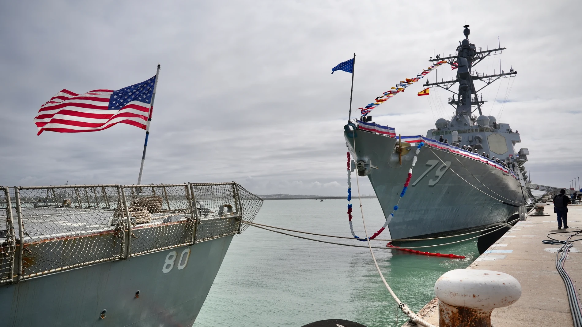 GRAFAND3902. ROTA (CÁDIZ), 16/10/2024.-16/10/2024. El buque USS Oscar Austin (DDG 79), con capacidad para la defensa contra la guerra antisubmarina, antiaérea, antisuperficie y contra misiles balísticos, entre otras misiones, ha llegado este miércoles a la base naval de Rota (Cádiz) para sumarse a los otros cuatro destructores de la marina estadounidense que forman el escudo antimisles de la OTAN, tras el acuerdo alcanzado por el presidente del Gobierno, Pedro Sánchez, y el presidente estadou...