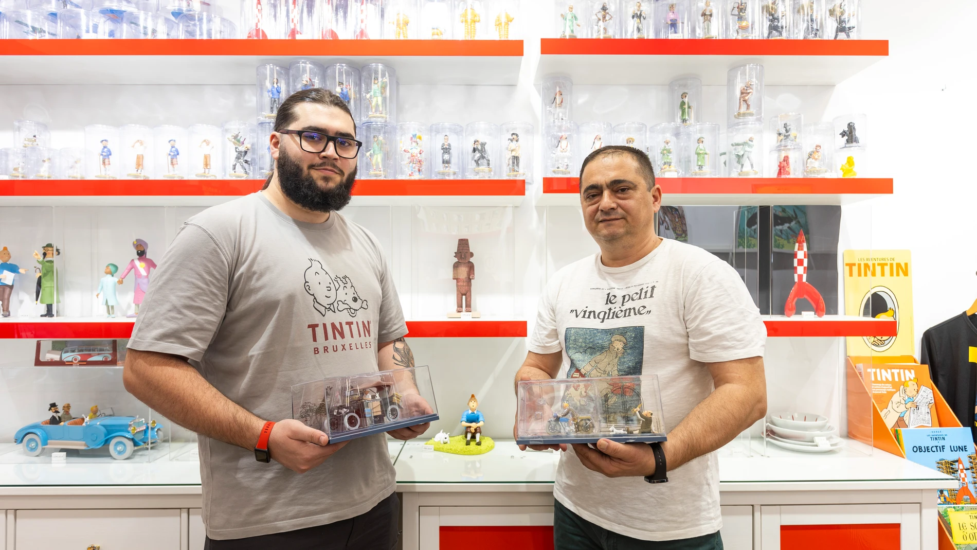 Toni Pogan (a la izquierda) y Antoniu Pogan (a la derecha) posan el pasado 15 de octubre en La Flor de Chamberí, el negocio que tienen en la calle Donoso Cortés, 20 dedicado exclusivamente a la venta de productos sobre Tintín.