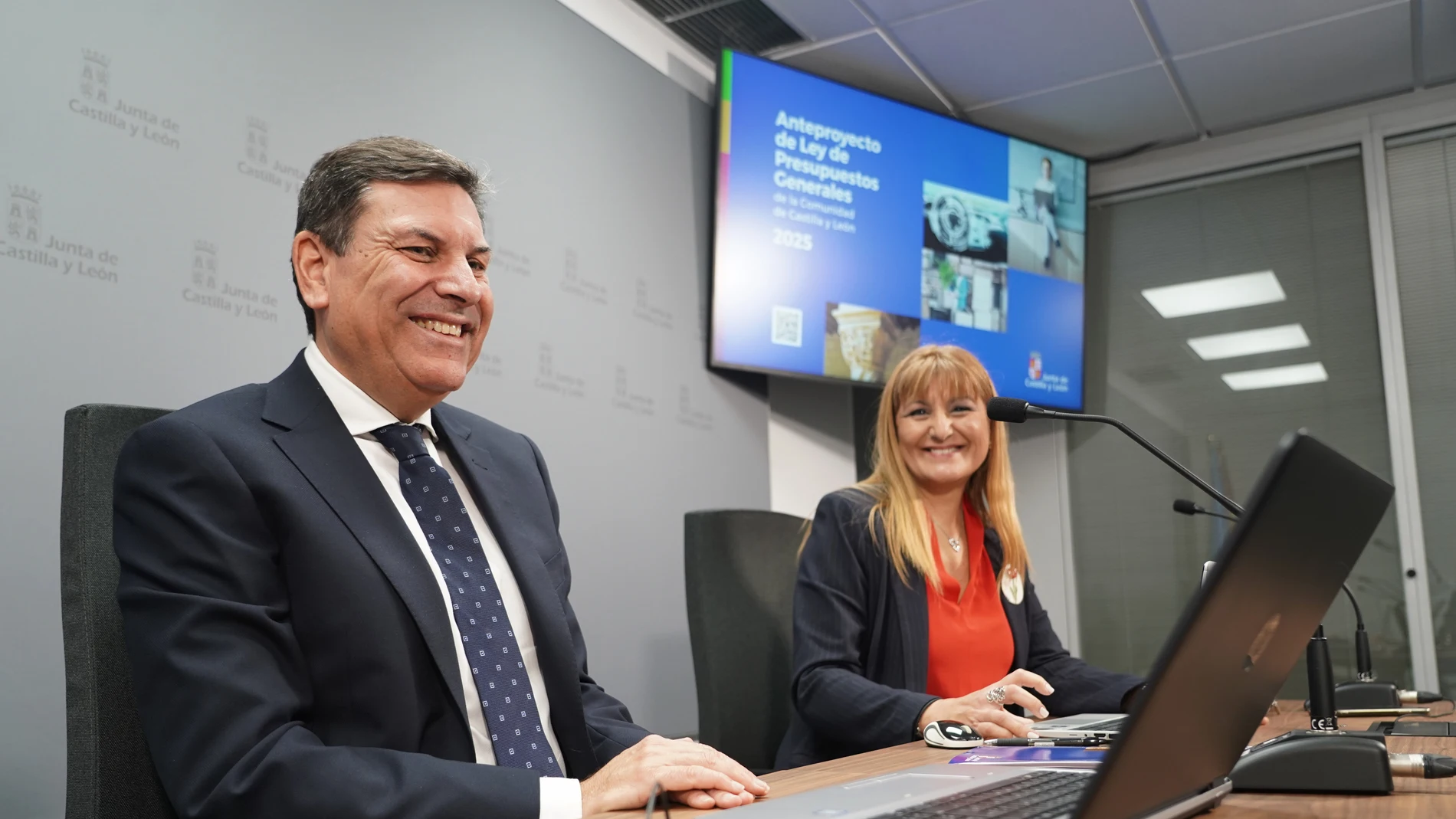 El consejero de Economía y Hacienda junto a Heidi Millán durante la rueda de prensa