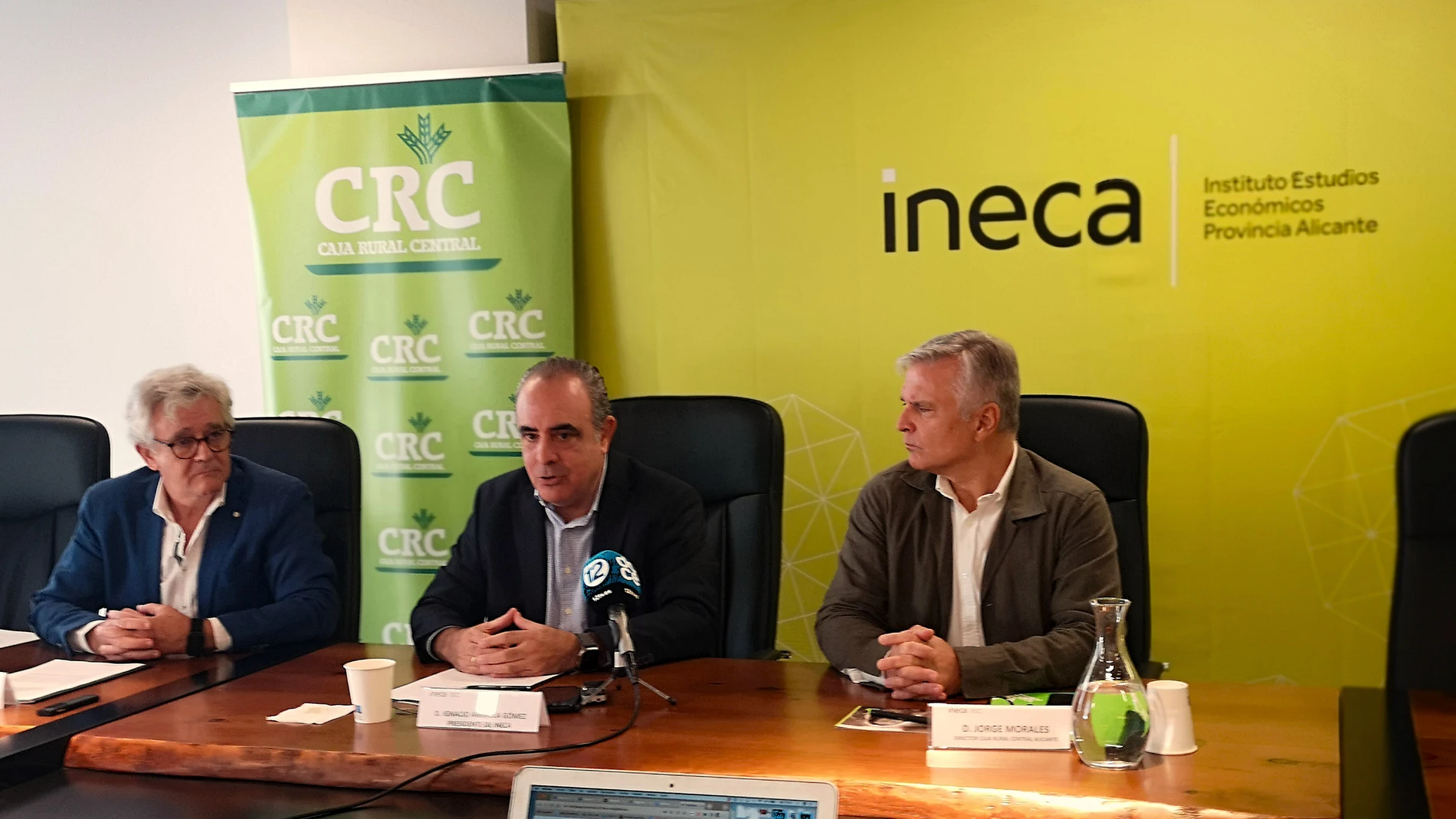 El presidente de Ineca, Ignacio Amirola, en el centro, en la rueda de prensa de hoy en Alicante