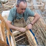 Un artesano de la madera de olivo realiza una silla durante la Feria Ars Olea