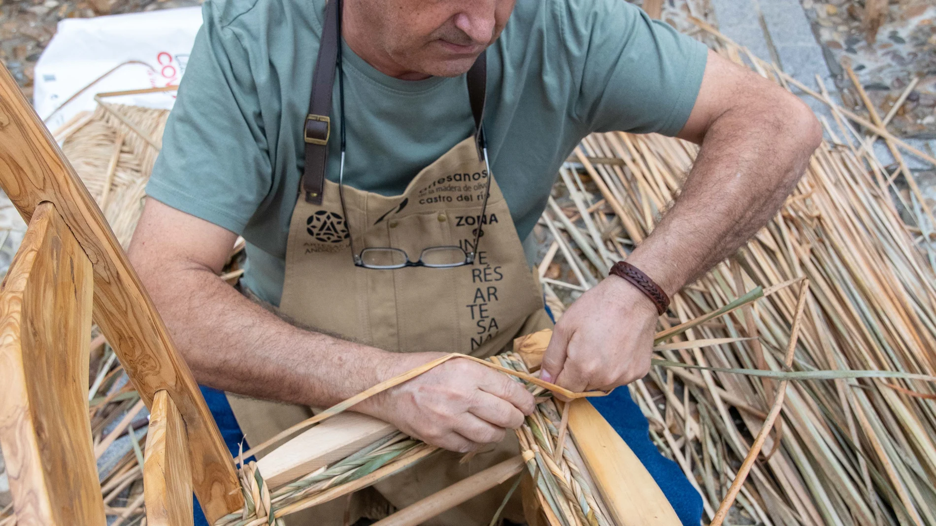 Un artesano de la madera de olivo realiza una silla durante la Feria Ars Olea