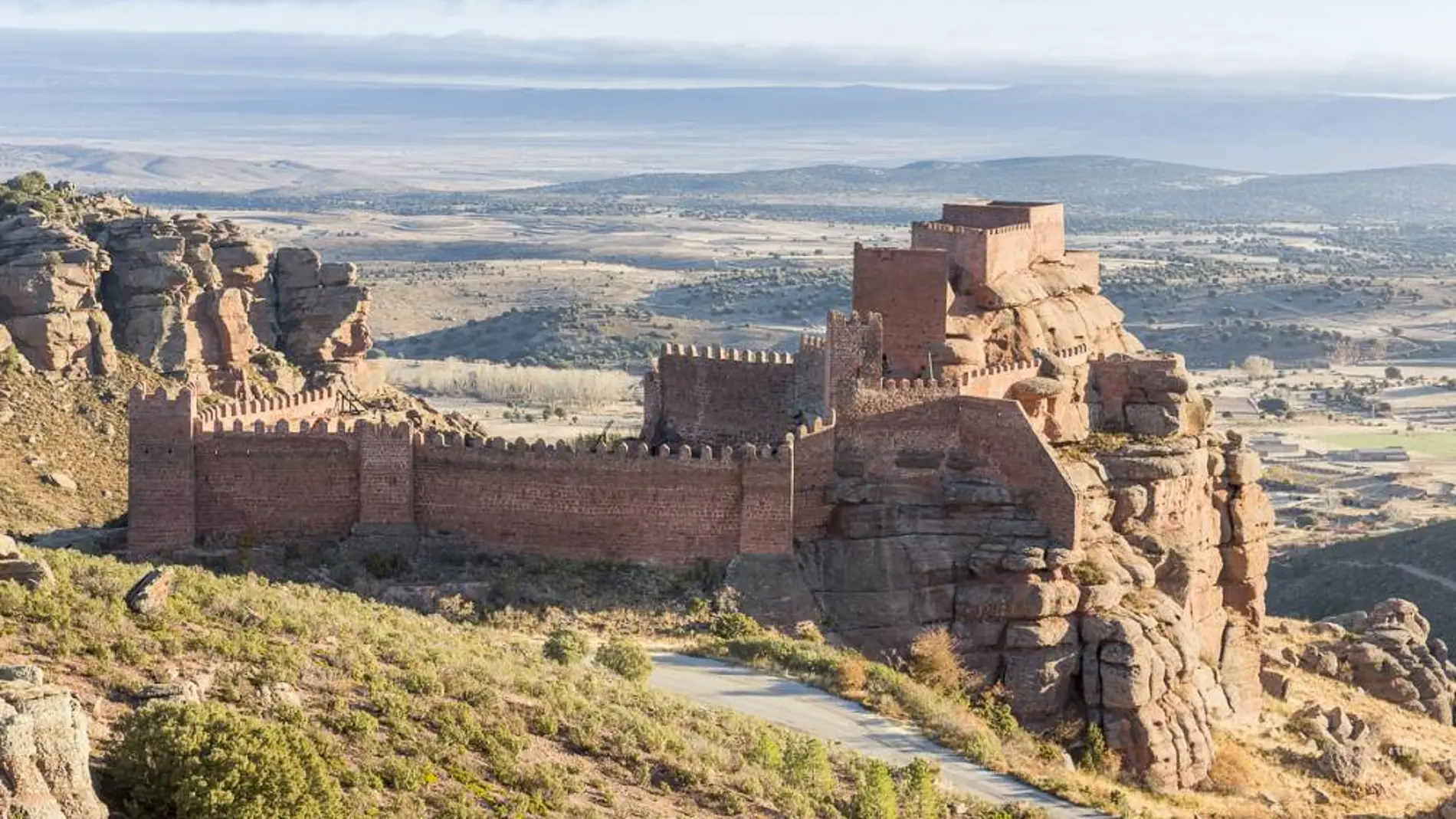 El misterioso castillo rojo que parece esculpido por gigantes