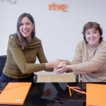 La presidenta interina de RTVE, Concepción Cascajosa, firma el acuerdo con la concejala de Turismo del Ayuntamiento de Valladolid, Blanca Jiménez