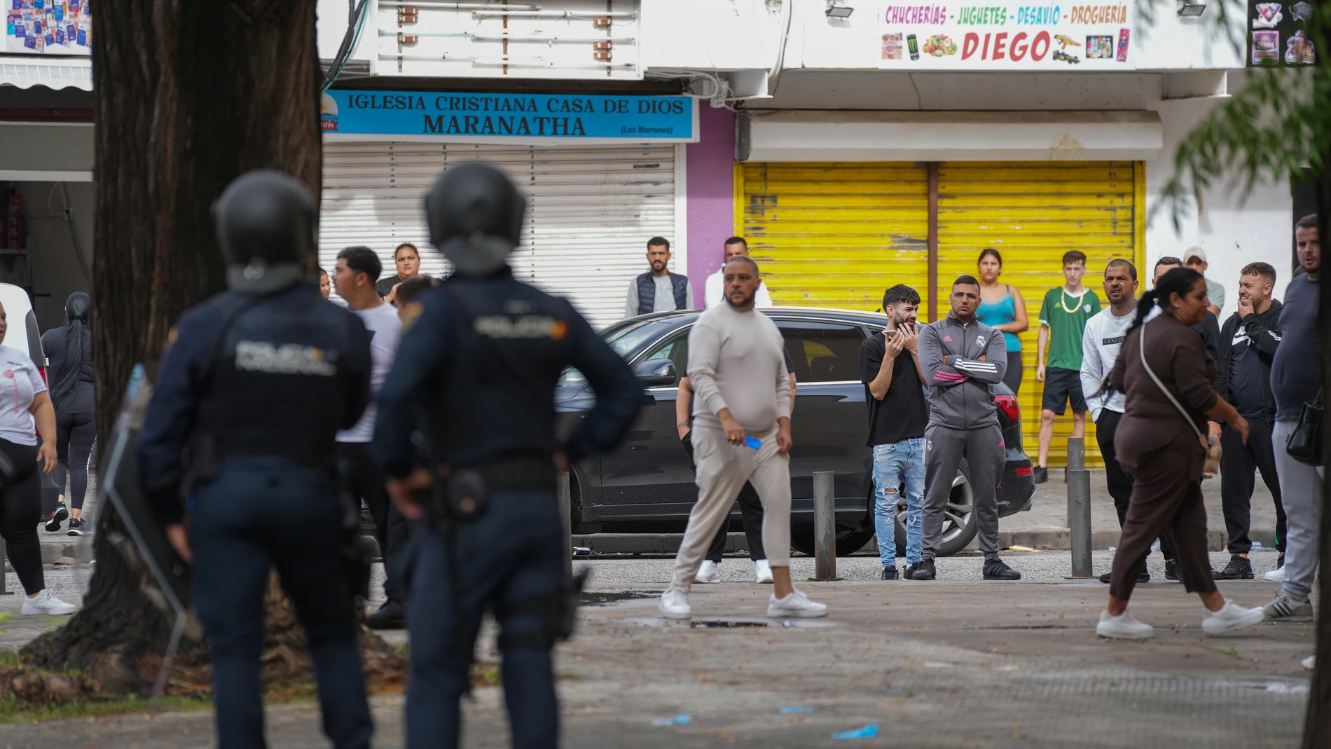Efectivos de la Policía Nacional desplegados en el Polígono Sur. A 16 de octubre de 2024, en Sevilla (Andalucía, España). Unos 300 efectivos de la Policía Nacional ha desplegado un macro dispositivo esta mañana tras los tiroteos del pasado fin de semana en el Polígono Sur de Sevilla, y se ha saldado con una decena de personas detenidas en el marco de 16 registros domiciliarios y la intervención de sustancias estupefacientes y más armas.16 OCTUBRE 2024María José López / Europa Press16/10...