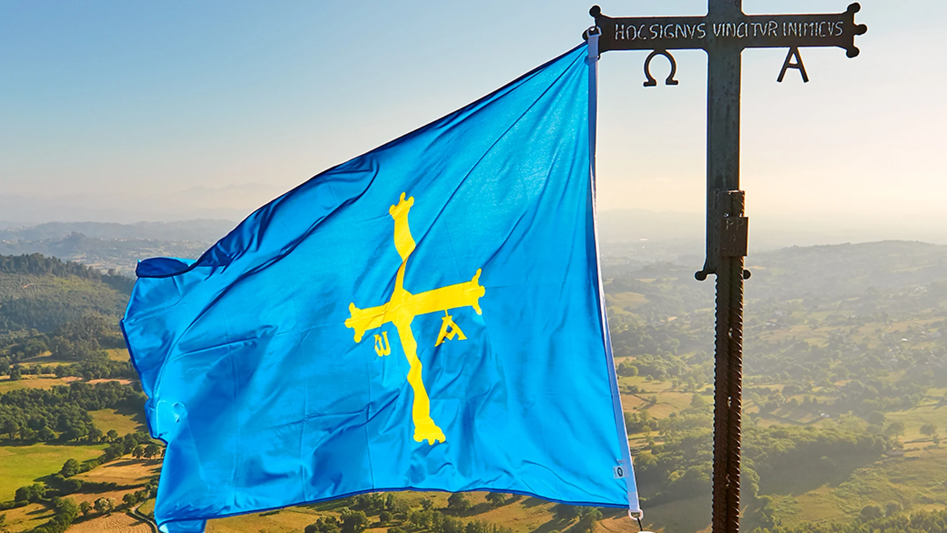 La bandera de Asturias en un pico.