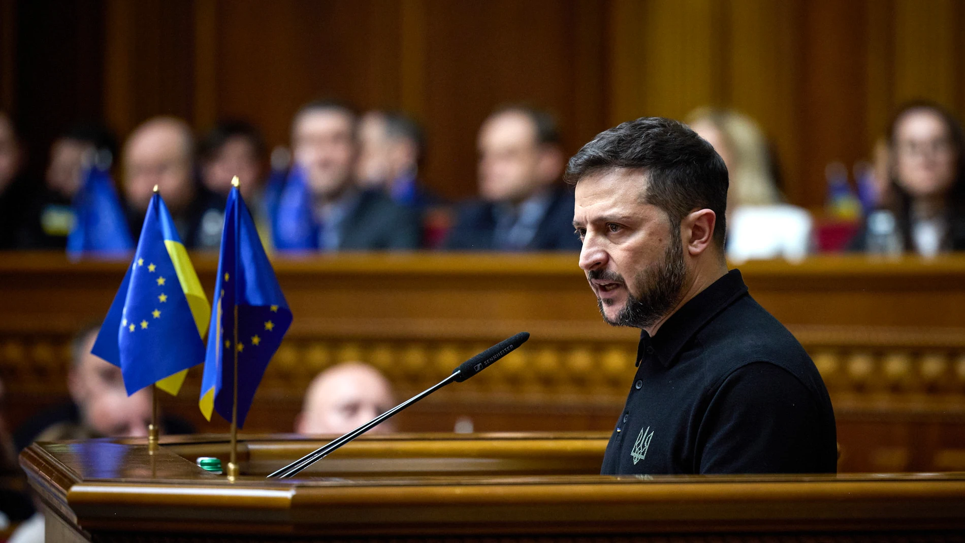 Kyiv (Ukraine), 16/10/2024.- A handout picture made available by Ukraine's Presidential Press Service shows Ukrainian President Volodymyr Zelensky addressing lawmakers in the Verkhovna Rada, the Ukrainian parliament, Kyiv, Ukraine, 16 October 2024 amid the Russian invasion. Zelensky presented the 'Victory Plan' during his speech to the Ukrainian parliament that aims to strengthen Ukraine's positions for a just end to the war with Russia, he said. Russian troops entered Ukrainian territory on ...