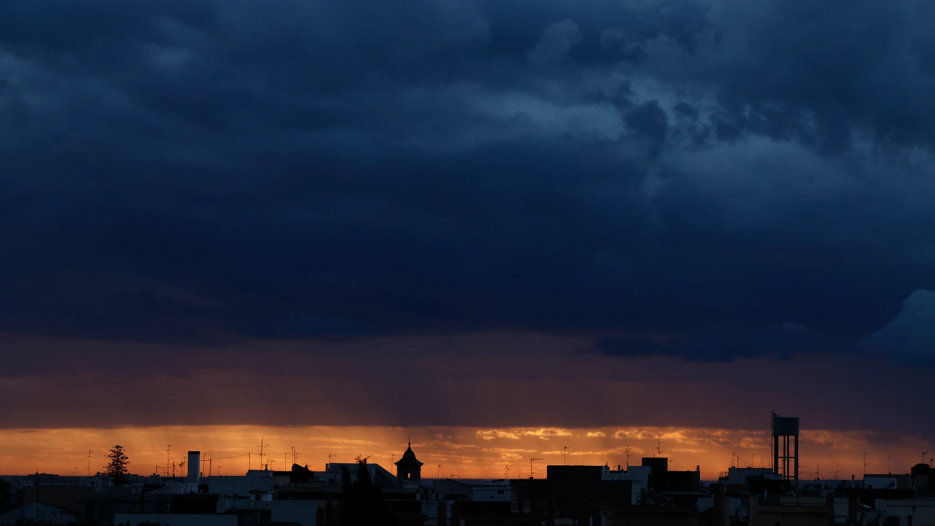 Vista general de un amanecer nublado