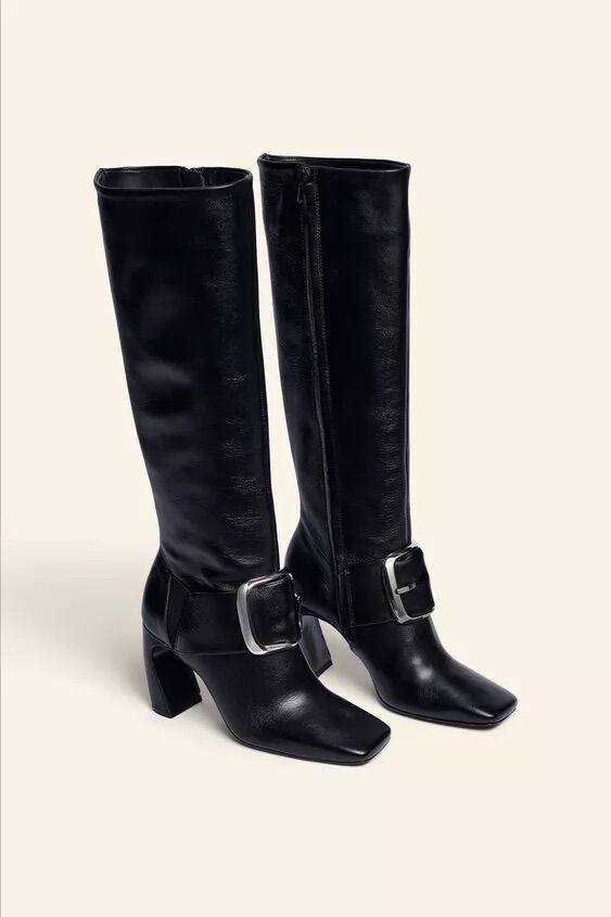 Botas de caña alta con hebilla.