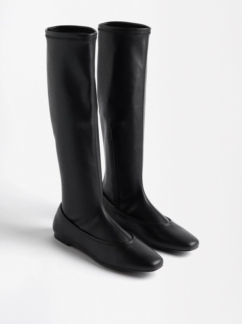 Botas de caña alta planas.