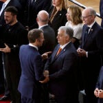 Emmanuel Macron saluda al primer ministro húngaro, Viktor Orban, en Bruselas