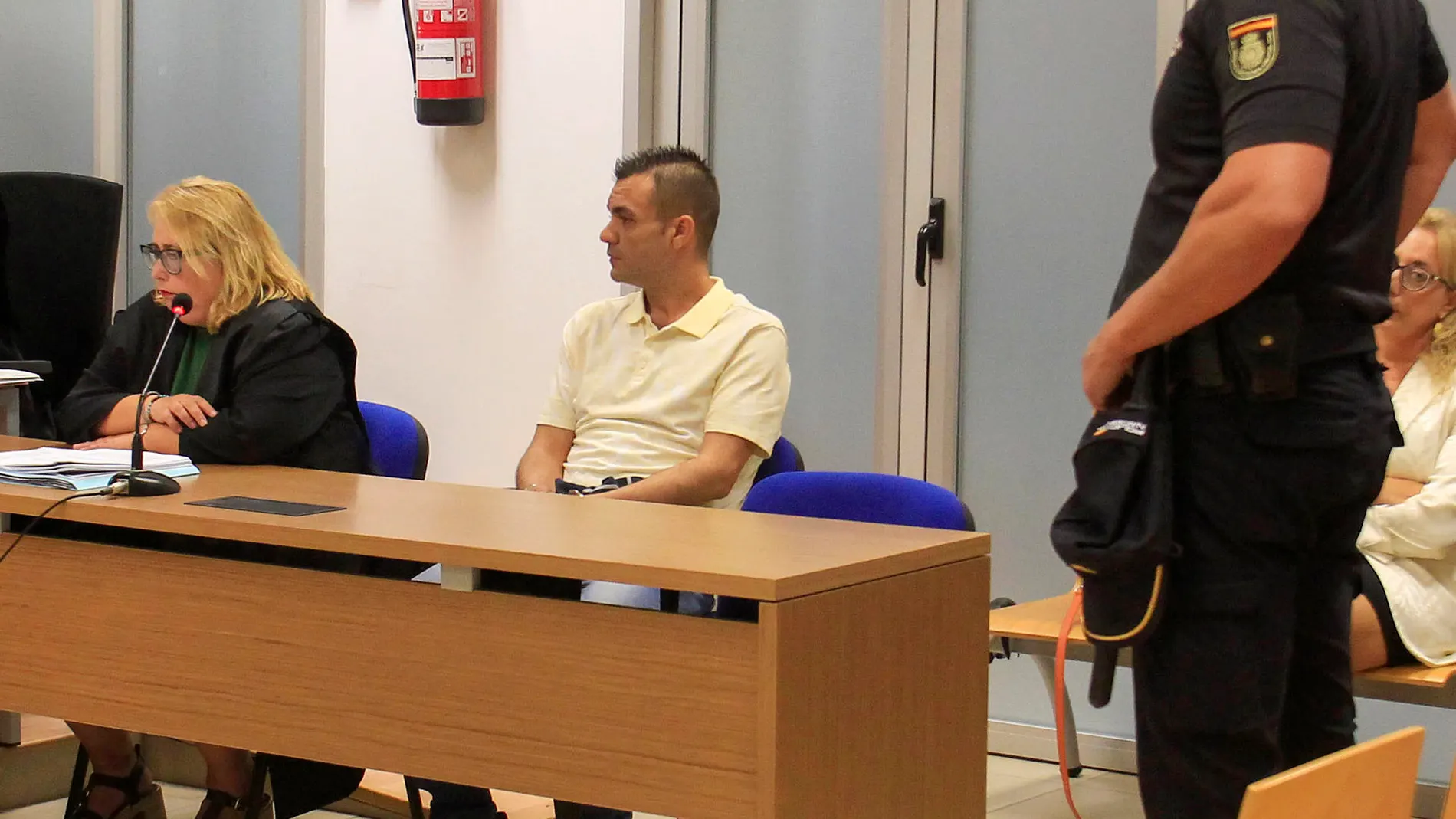 Imagen de Antonio David M.B. en la sala de la Audiencia Provincial de Alicante en la que se ha celebrado un juicio en su contra