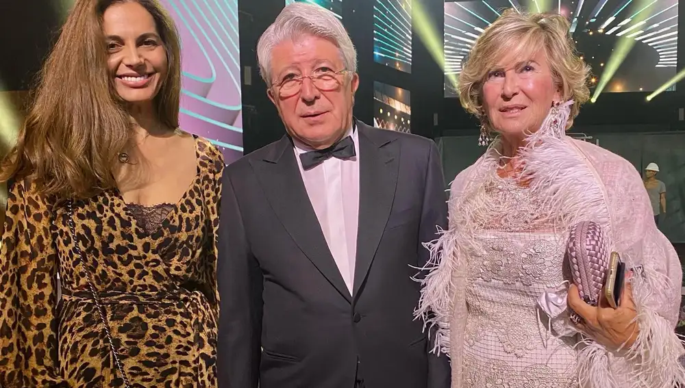 Nasrin Zhiyan, Enrique Cerezo y María Jesús de Frutos en la Gala de Los Premios Platino