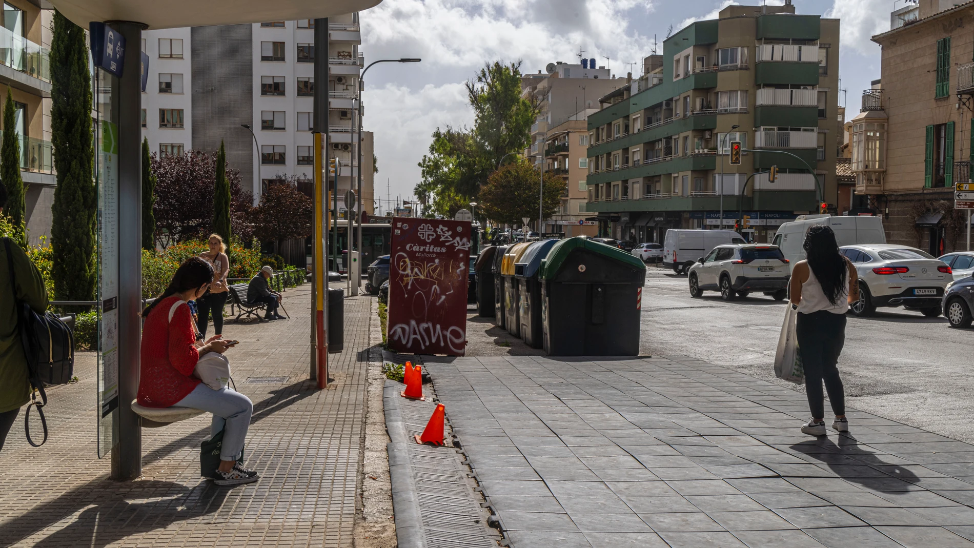 PALMA, 17/10/2024.- La joven de 24 años Agostina Rubini, desaparecida desde la noche del 2 de octubre en Palma tras salir con unos amigos y beber alcohol, se metió de manera voluntaria en un contenedor de residuos, perdió el conocimiento y se la llevó el camión de basura hasta la planta de tratamiento de Son Reus, donde continúan buscando su cuerpo. En la imagen, parada de autobús y contenedores de basura donde se pierde la pista de Agostina. EFE/CATI CLADERA