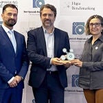 El doctor Javier Arcos, gerente de la Fundación Jiménez Díaz, y Ana Posada. gerente adjunta, con el galardón.