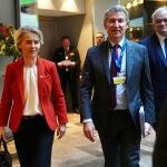 El líder del PP, Alberto Núñez Feijóo, junto a la presidenta de la Comisión Europea, Ursula von der Leyen, en la cumbre del PPE en Bruselas.