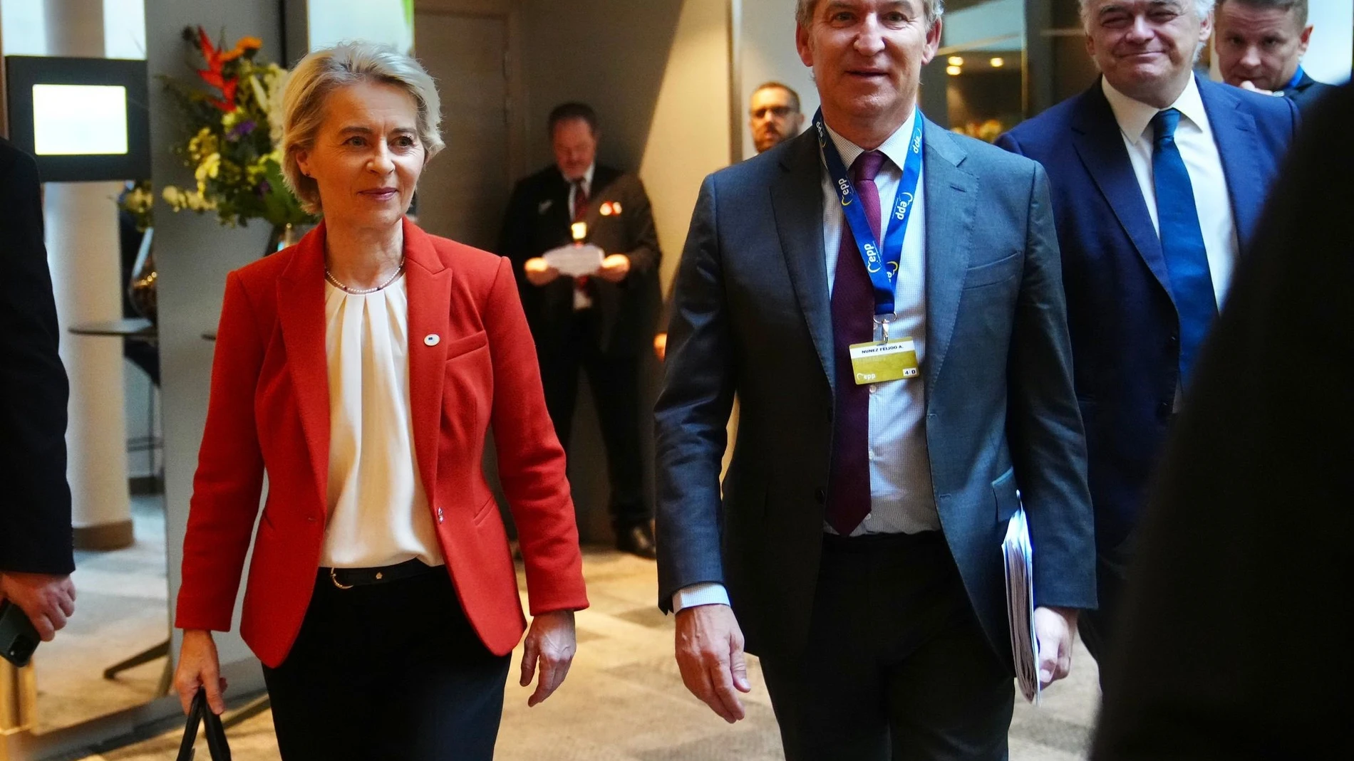 El líder del PP, Alberto Núñez Feijóo, junto a la presidenta de la Comisión Europea, Ursula von der Leyen, en la cumbre del PPE en Bruselas. REMITIDA / HANDOUT por DAVID MUDARRA (PP) Fotografía remitida a medios de comunicación exclusivamente para ilustrar la noticia a la que hace referencia la imagen, y citando la procedencia de la imagen en la firma 17/10/2024