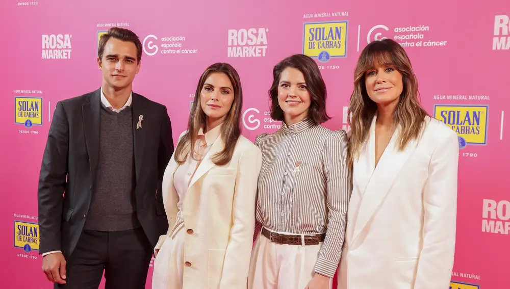 Pepe Barroso, Amaia Salamanca, Isabelle Junot e Isabel Jiménez inauguran el Rosa Market de Solán de Cabras con la Asociación Española Contra el Cáncer