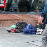 Una persona sin techo duerme en una calle de Bilbao