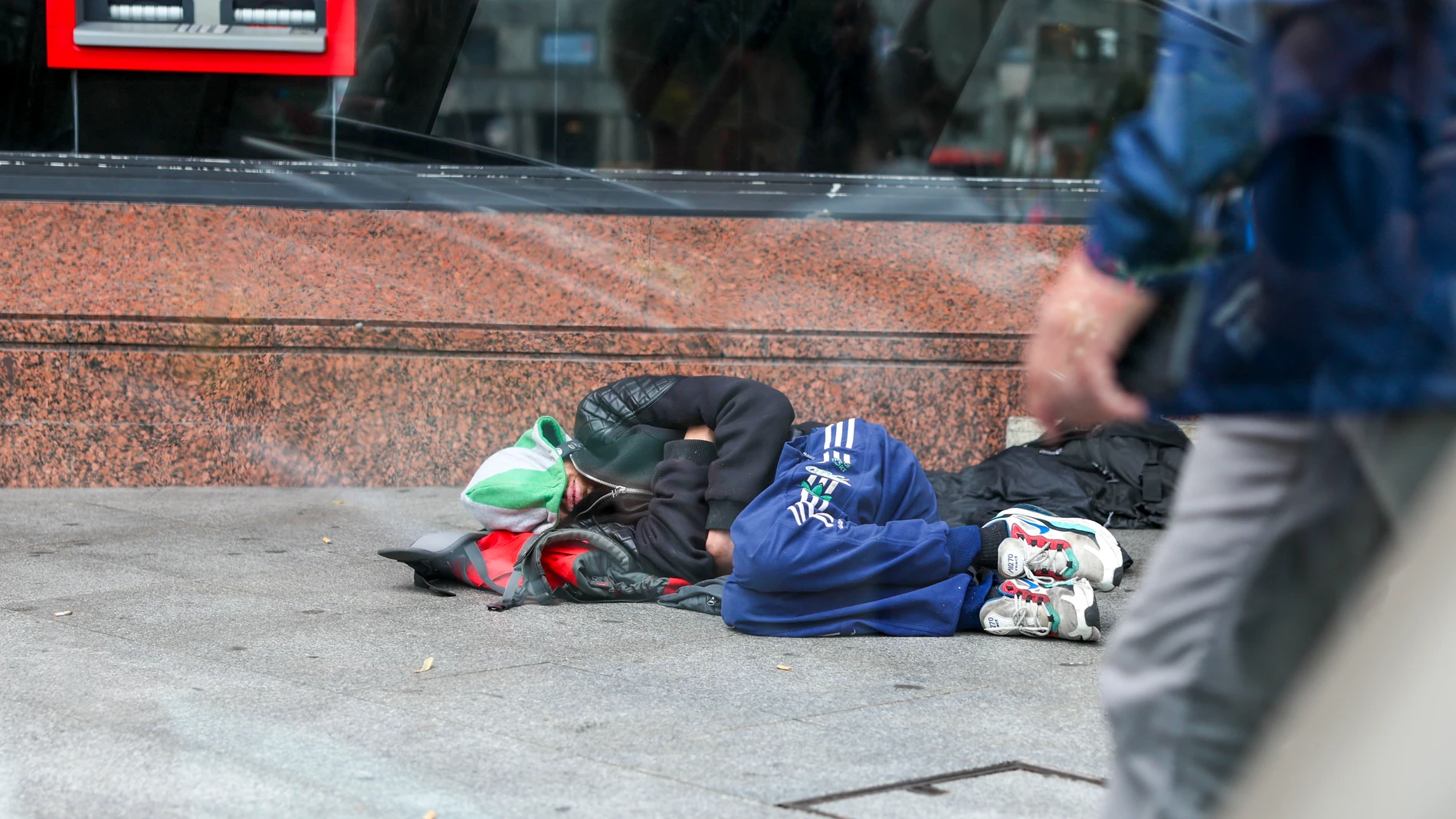 Una persona sin techo duerme en una calle de Bilbao