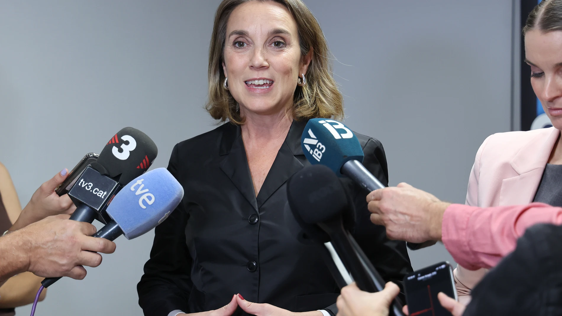 La secretaria general del PP nacional, Cuca Gamarra, atiende a los medios de comunicación durante el foro del ciclo 'El cambio que avanza', en la sede de CAEB, a 17 de octubre de 2024, en Palma de Mallorca, Mallorca, Baleares (España). El foro trata sobre la conciliación familiar y laboral. 17 OCTUBRE 2024;CONCILIACIÓN;PP;PARTIDO POPULAR;CICLO Isaac Buj / Europa Press 17/10/2024