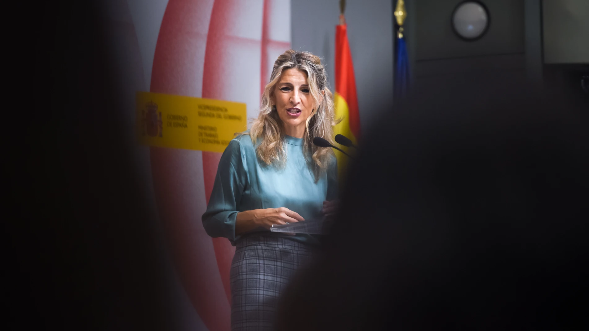 La vicepresidenta segunda y ministra de Trabajo y Economía Social, Yolanda Díaz, durante una rueda de prensa para presentar el Congreso Internacional del Trabajo, en la sede del Ministerio de Trabajo y Economía Social, a 17 de octubre de 2024, en Madrid (España). Este evento internacional se celebrará en Madrid los próximos 13 y 14 de noviembre, y contará con la presencia de ministras y ministros de todo el mundo, sindicalistas internacionales, expertos en la materia como abogados laboralista...