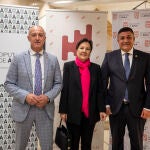 La cantaora Carmen Linares recibió el II Premio Diputación de Ávila de las Artes ‘Florencio Galindo’ de manos de Carlos García y Javier González