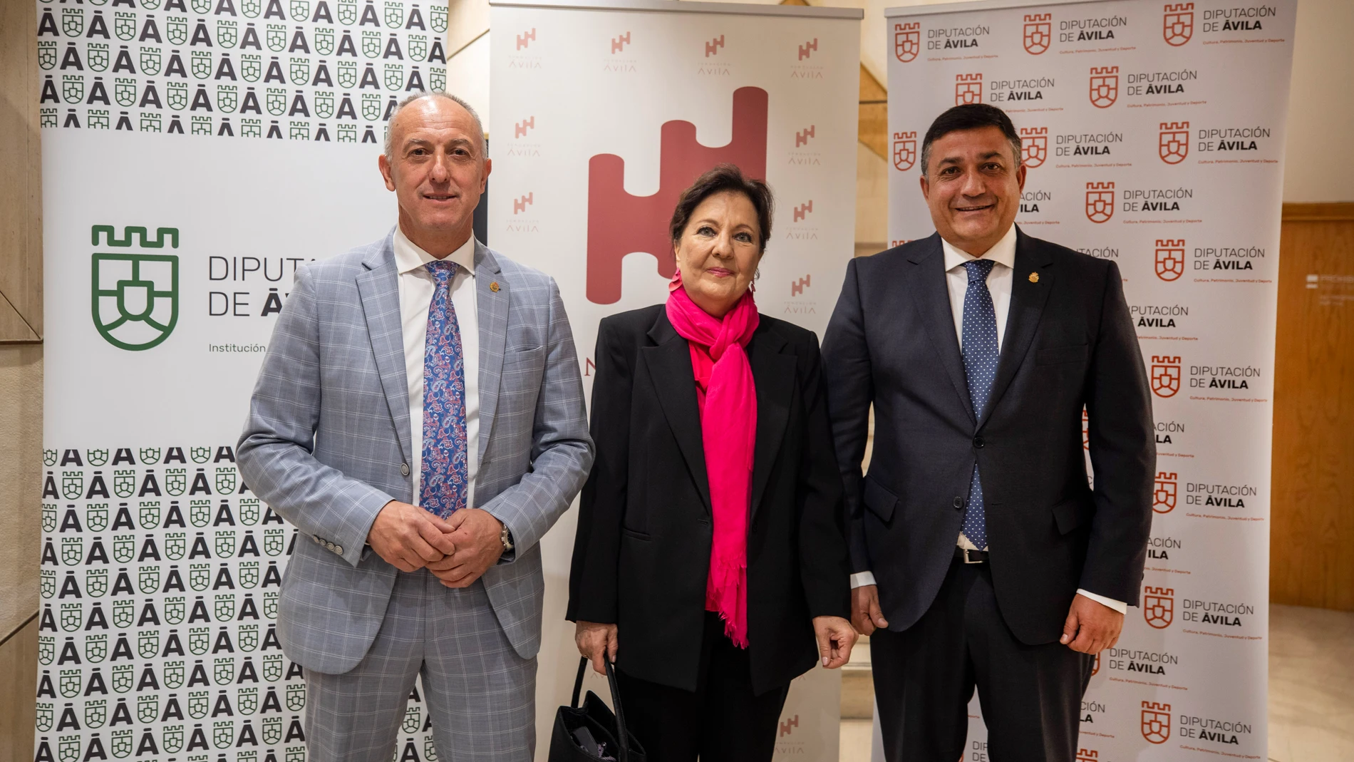 La cantaora Carmen Linares recibió el II Premio Diputación de Ávila de las Artes ‘Florencio Galindo’ de manos de Carlos García y Javier González